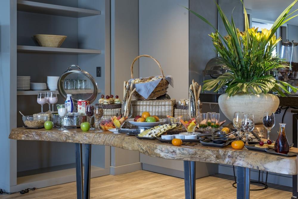 Movich Buro 51 Hotel Barranquilla  Eksteriør billede A buffet table