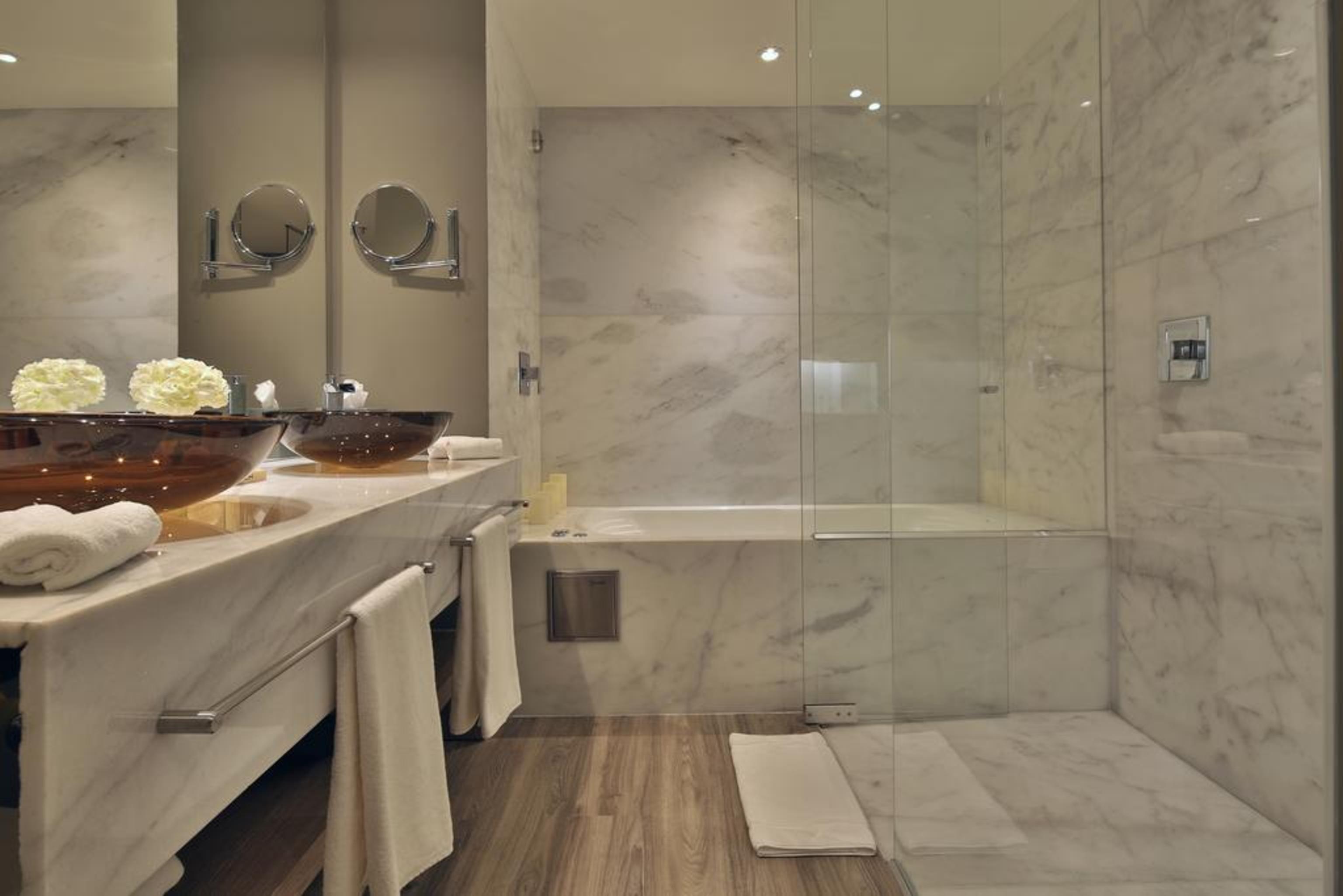 Movich Buro 51 Hotel Barranquilla  Eksteriør billede A shower enclosure with a fixed glass door