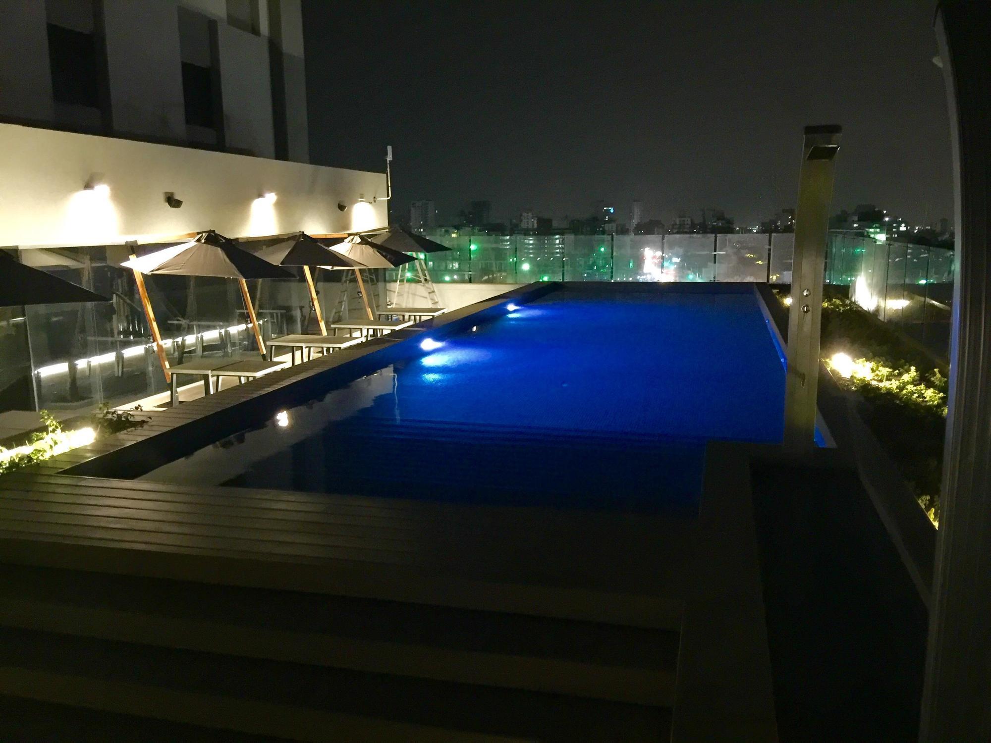 Movich Buro 51 Hotel Barranquilla  Eksteriør billede Rooftop pool at the hotel